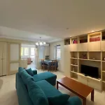 Chic Retreat - Stylish In Bllok, Appartamento Tirana