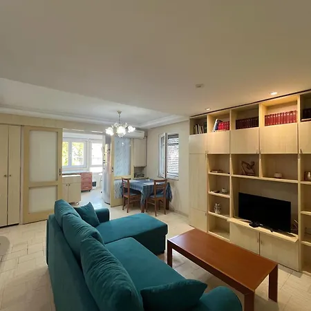 Chic Retreat - Stylish In Bllok, Appartamento Tirana